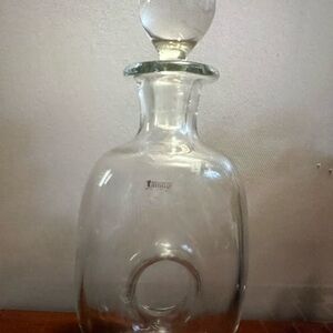 Elegant Glass Decanter with Stopper